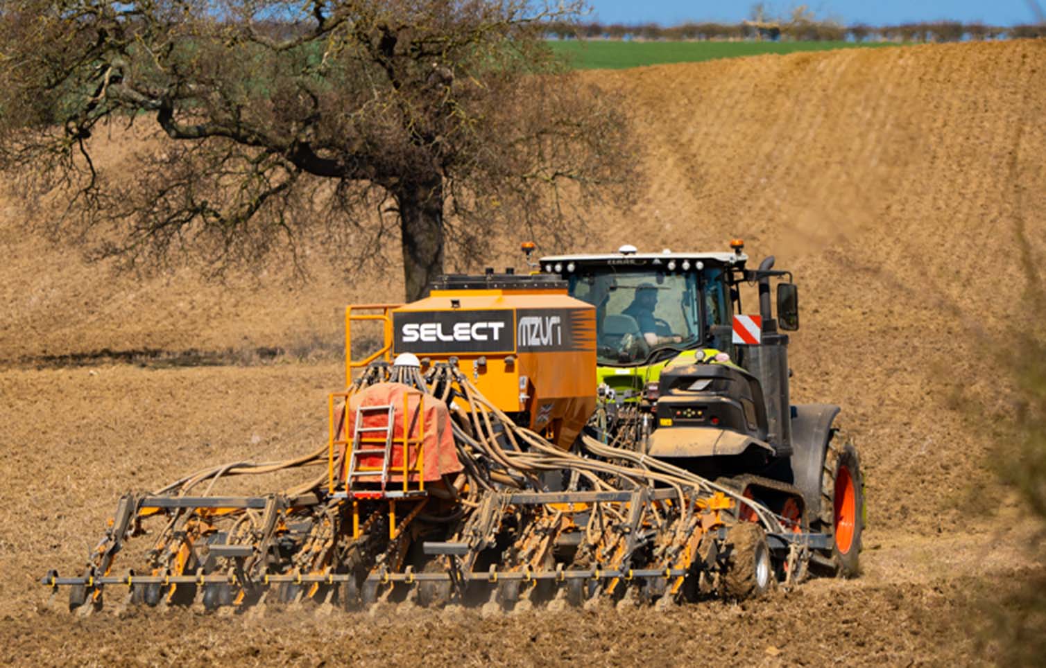 Claas Axion 960 TT (445hp/327kW) & Mzuri Pro-Til 6T - Strip-till drilling into over-wintered stubble on a beautiful spring day.