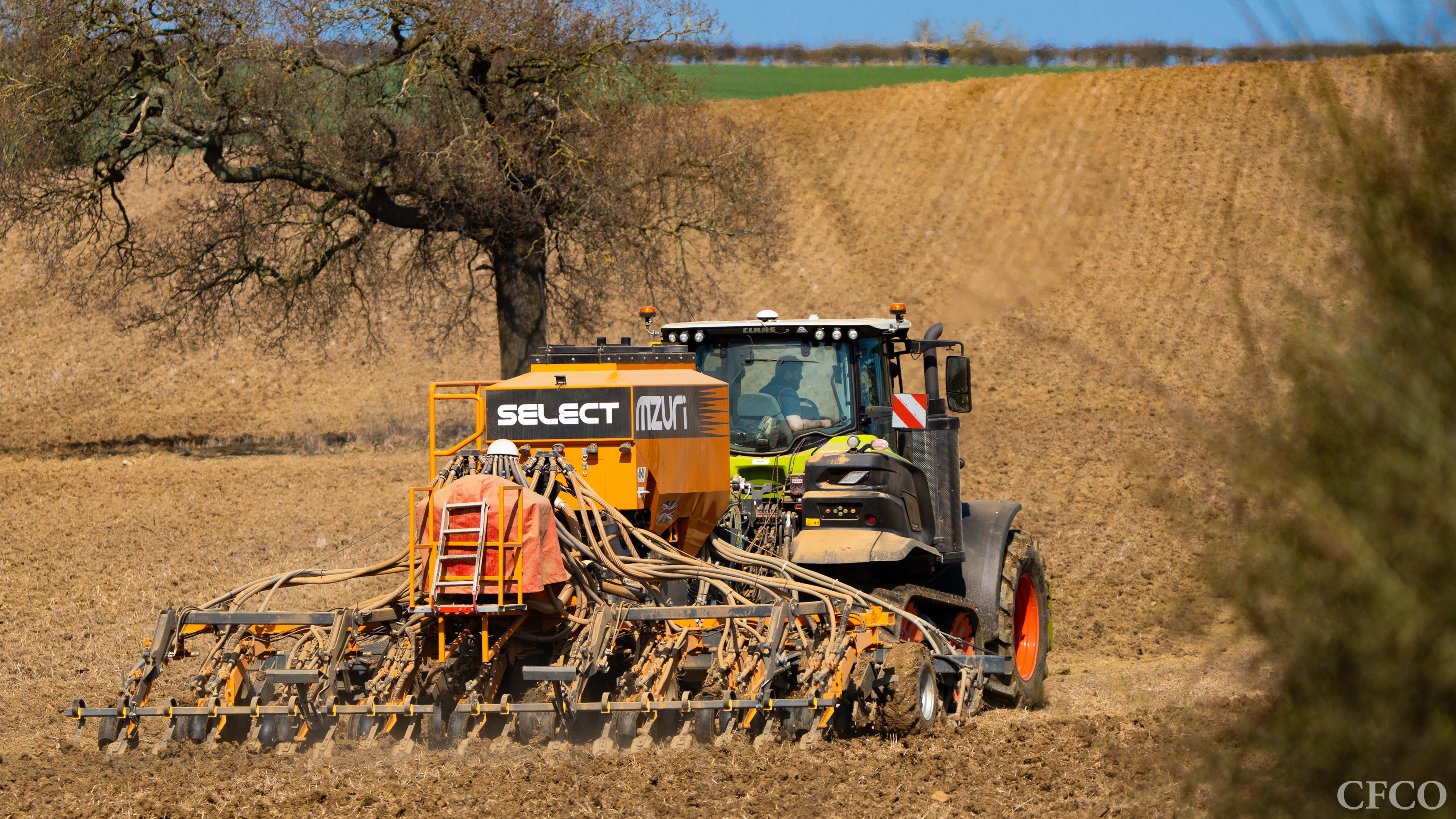 Claas Axion 960 TT (445hp/327kW) & Mzuri Pro-Til 6T - Strip-till drilling into over-wintered stubble on a beautiful spring day.