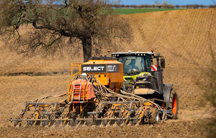 Claas Axion 960 TT (445hp/327kW) & Mzuri Pro-Til 6T - Strip-till drilling into over-wintered stubble on a beautiful spring day.
