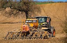 Claas Axion 960 TT (445hp/327kW) & Mzuri Pro-Til 6T - Strip-till drilling into over-wintered stubble on a beautiful spring day.