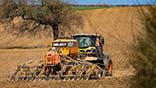 Claas Axion 960 TT (445hp/327kW) & Mzuri Pro-Til 6T - Strip-till drilling into over-wintered stubble on a beautiful spring day.